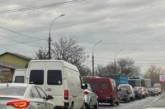 У Варварівці утворилися затори через аварію перед мостом.