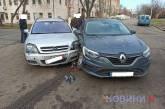 На перехресті в Миколаєві сталася аварія за участю автомобілів «Рено» та «Опель».