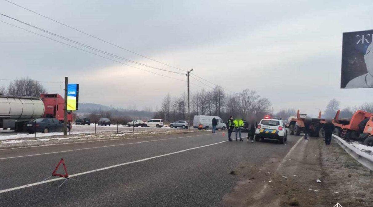 Дорога к границе во Львовской области полностью закрыта из-за тройного ДТП.