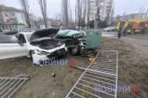 In Mykolaiv, a collision involving a Zhiguli, Infiniti, and Skoda resulted in one fatality and two injuries (video).