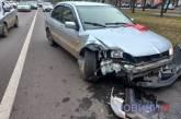 Traffic jam on the avenue in Mykolaiv due to a collision between a Volkswagen and a Mitsubishi.