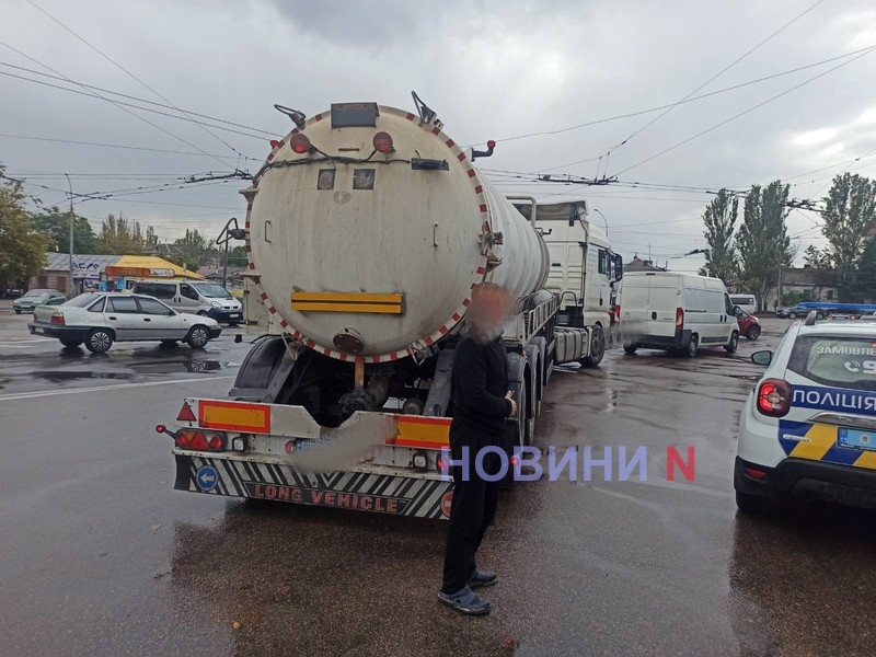 На кольце в Николаеве столкнулись фура и «Ситроен»