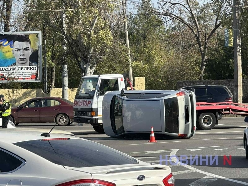 На турбокольце в Николаеве после ДТП перевернулся Hyundai: пострадал водитель (видео)