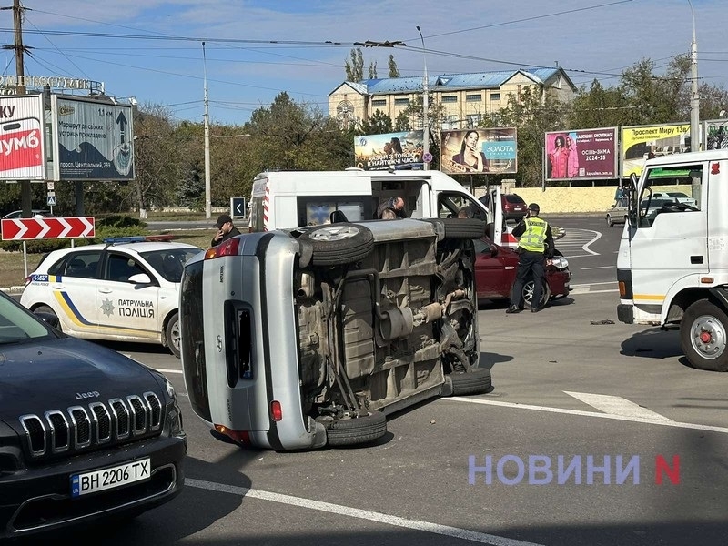 На турбокольце в Николаеве после ДТП перевернулся Hyundai: пострадал водитель (видео)