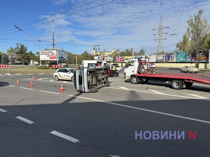 На турбокольце в Николаеве после ДТП перевернулся Hyundai: пострадал водитель (видео)