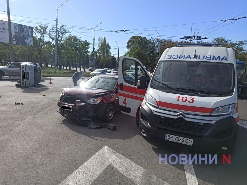 На турбокольце в Николаеве после ДТП перевернулся Hyundai: пострадал водитель (видео)