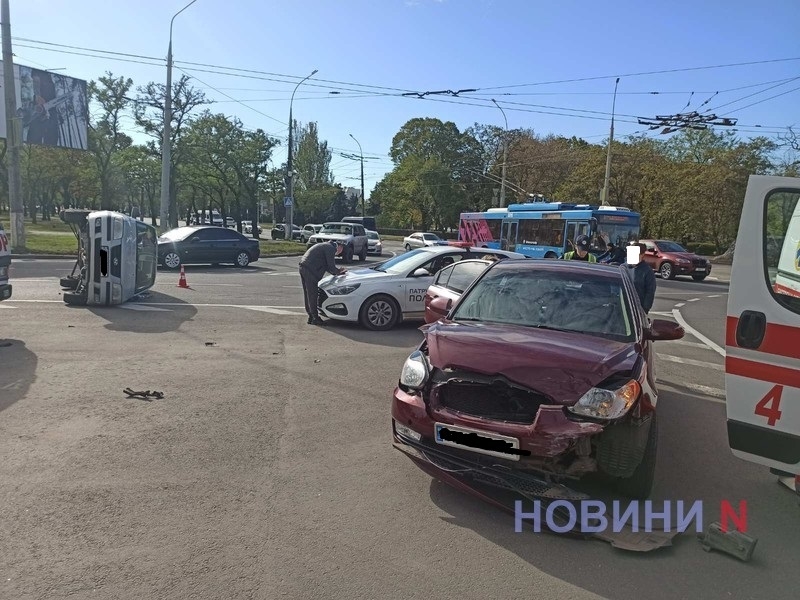 На турбокольце в Николаеве после ДТП перевернулся Hyundai: пострадал водитель (видео)