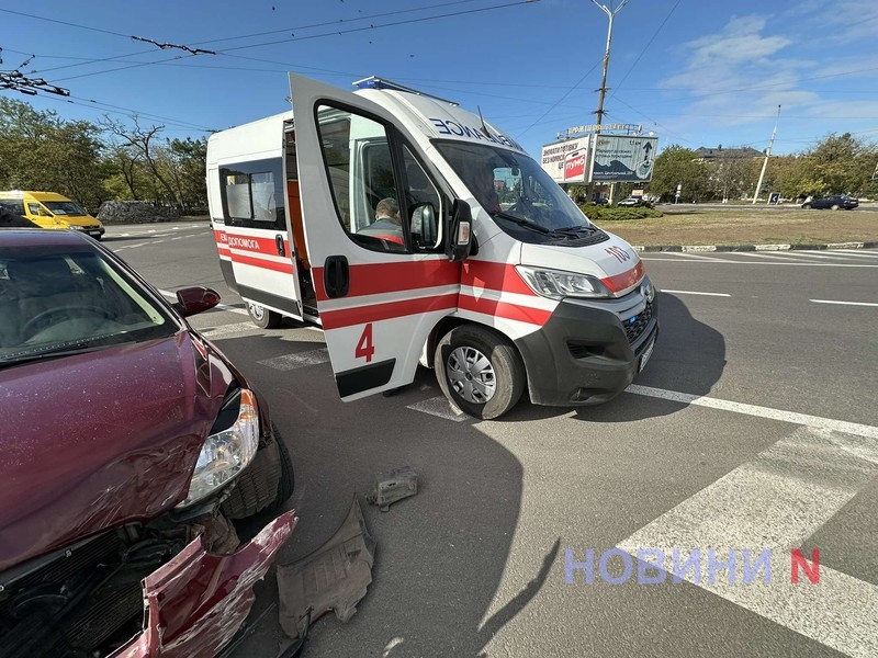 На турбокольце в Николаеве после ДТП перевернулся Hyundai: пострадал водитель (видео)