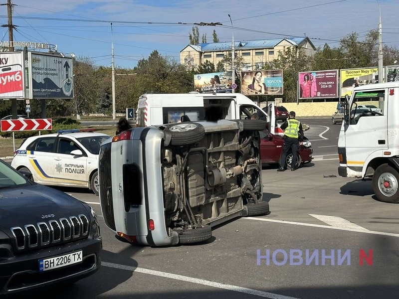 На турбокольце в Николаеве после ДТП перевернулся Hyundai: пострадал водитель (видео)