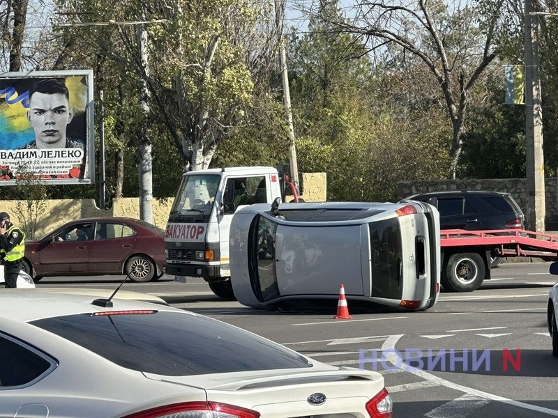 На турбокольце в Николаеве после ДТП перевернулся Hyundai: пострадал водитель (видео)