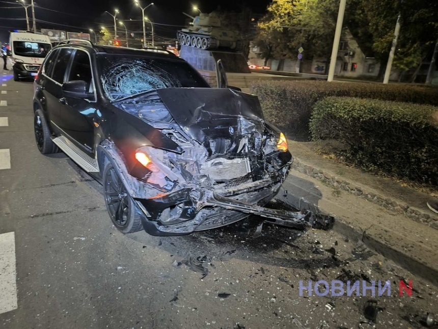 BMW Х5 врезался в маршрутку в Николаеве: двое пострадавших (фото, видео)