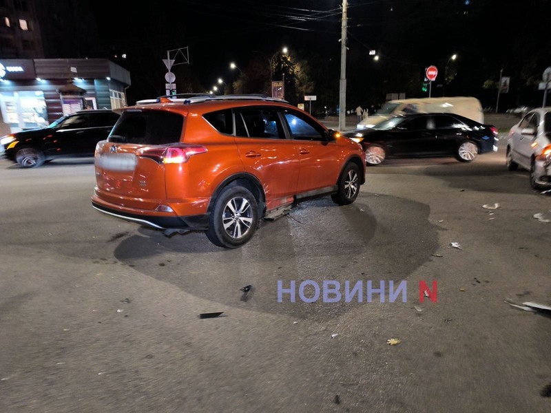 В центре Николаева столкнулись Toyota и Chevrolet — пострадал ребенок