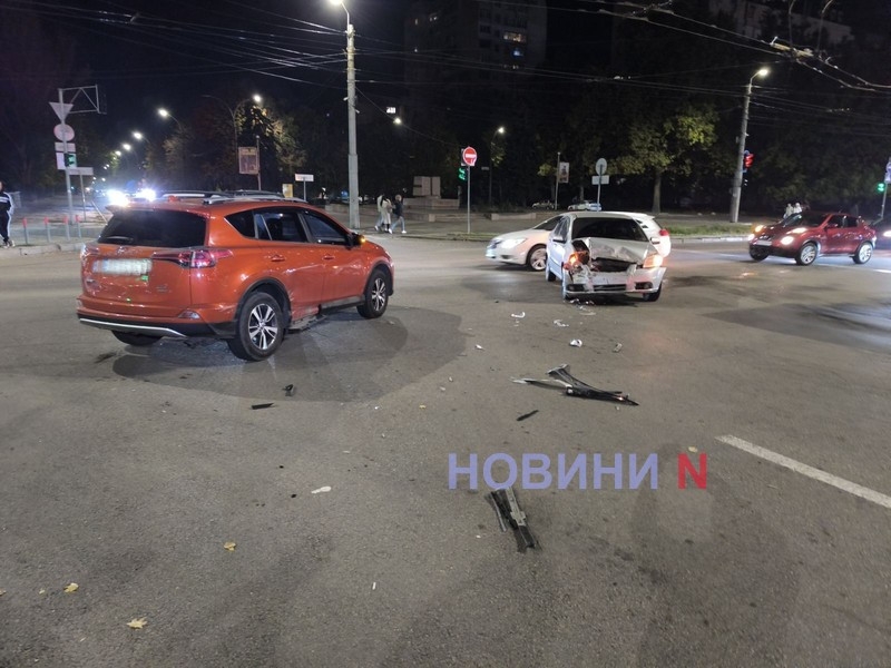 В центре Николаева столкнулись Toyota и Chevrolet — пострадал ребенок