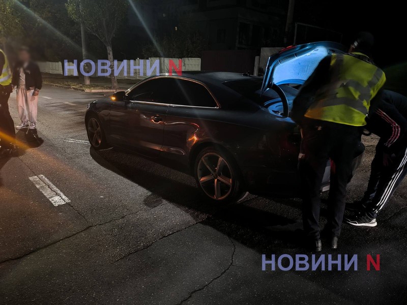 В центре Николаева столкнулись Audi и микроавтобус Mercedes