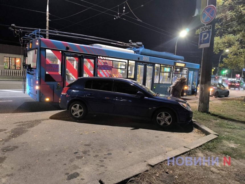 В Николаеве троллейбус столкнулся с припаркованным «Опелем»