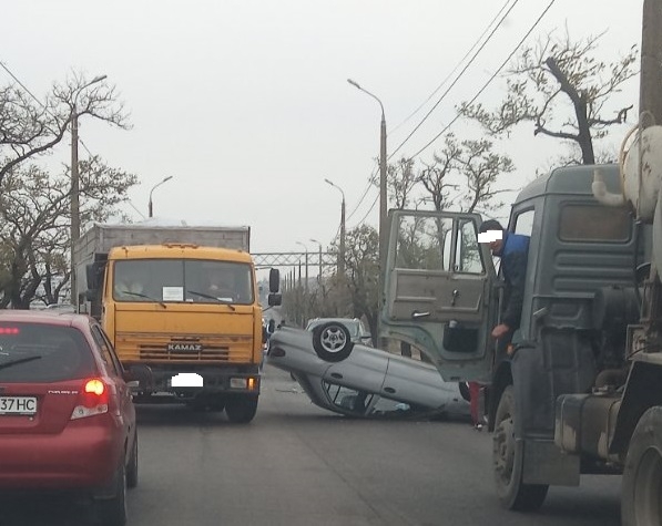 Столкнулись три автомобиля, есть пострадавший: подробности ДТП у Варваровского моста в Николаеве