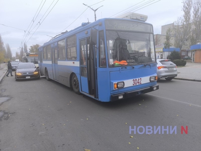 В Николаеве троллейбус врезался в припаркованный Volkswagen