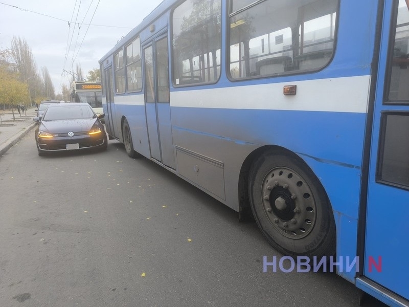 В Николаеве троллейбус врезался в припаркованный Volkswagen