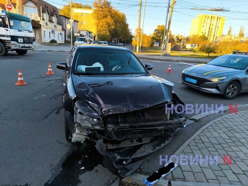 «Киа» врезался в полицейский автобус в центре Николаева – пострадал водитель