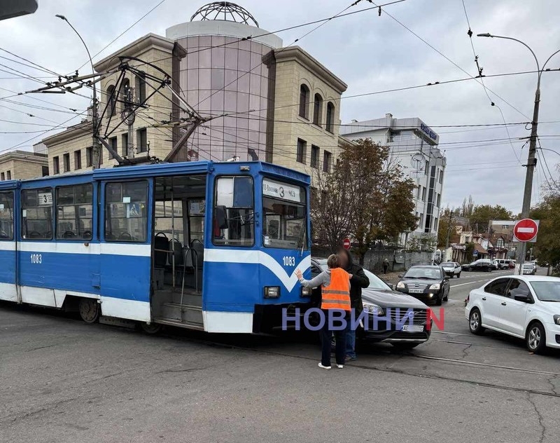 В центре Николаева столкнулись трамвай и «Вольво»