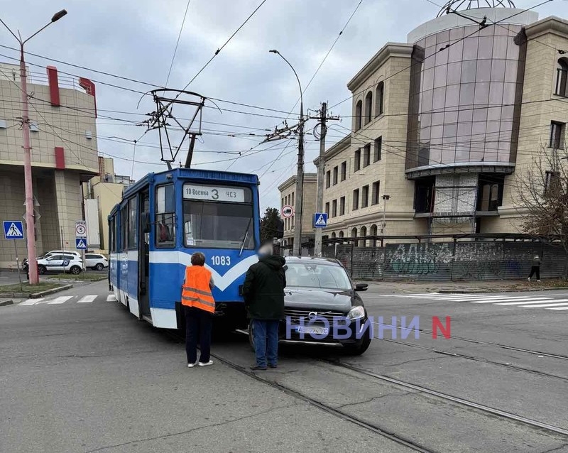 В центре Николаева столкнулись трамвай и «Вольво»