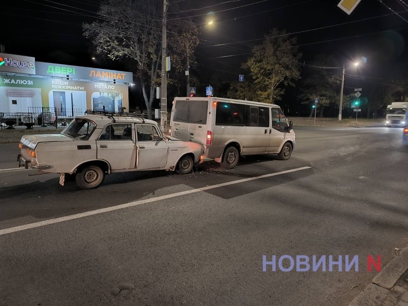 «Москвич» врезался в «Форд» перед светофором в Николаеве