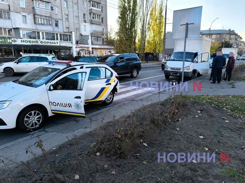 В центре Николаева «Газель» врезалась в полицейский автомобиль