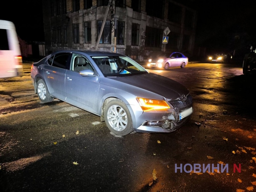 На перекрестке в Николаеве «Шкода» перевернула «Таврию»: двое пострадавших