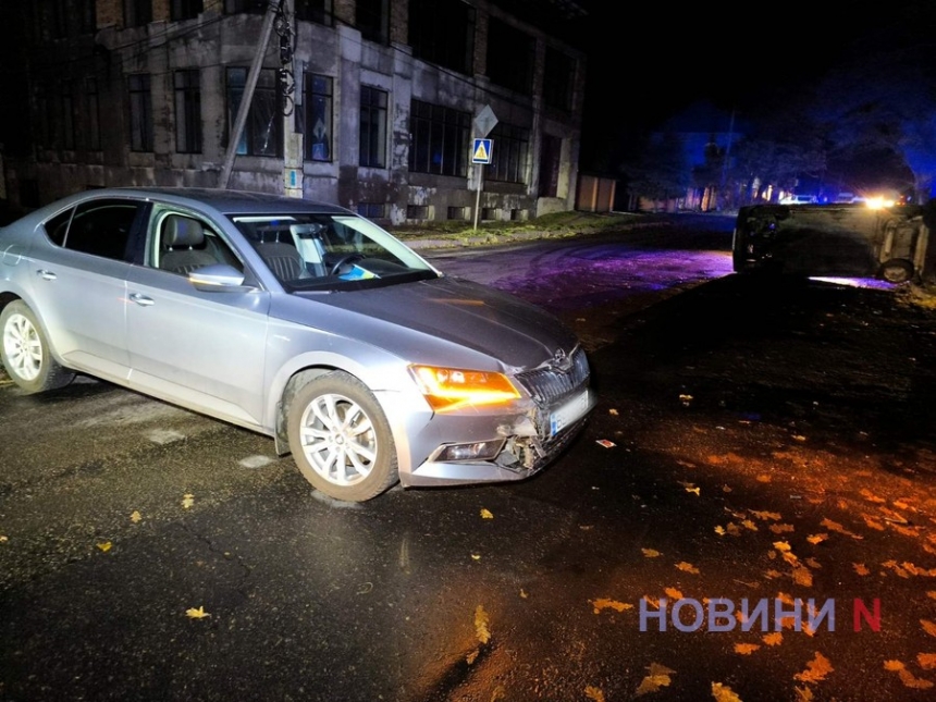 На перекрестке в Николаеве «Шкода» перевернула «Таврию»: двое пострадавших