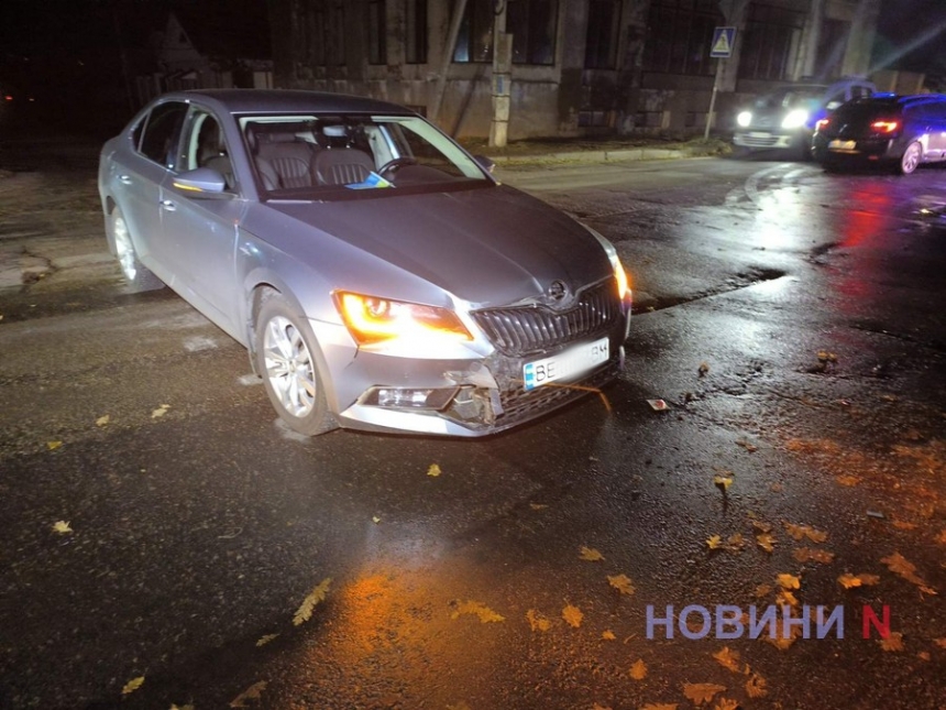 На перекрестке в Николаеве «Шкода» перевернула «Таврию»: двое пострадавших