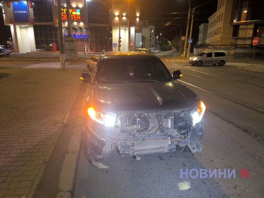 В центре Николаева «Лэндкрузер Прадо» протаранил «Ланос»: пострадал водитель