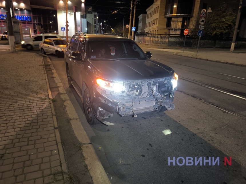 В центре Николаева «Лэндкрузер Прадо» протаранил «Ланос»: пострадал водитель