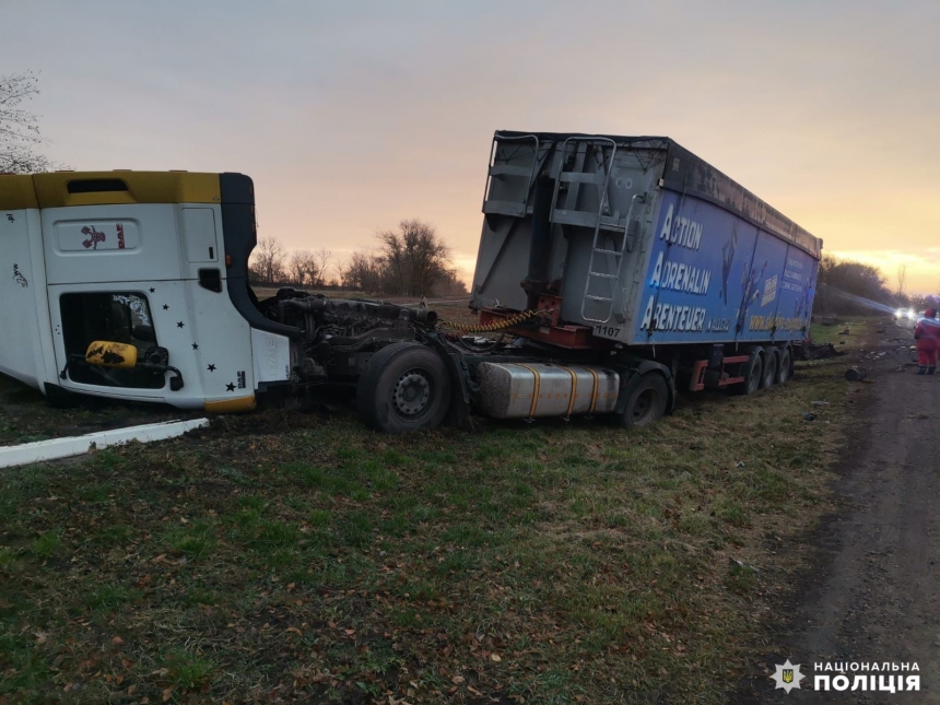 Смертельное ДТП в Николаевской области: легковушку раздавило, водитель погиб (фото)