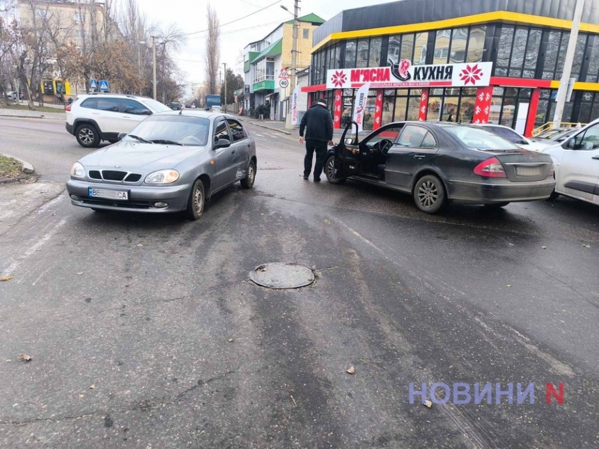 На перекрестке в Николаеве столкнулись «Мерседесс» и «Ланос»