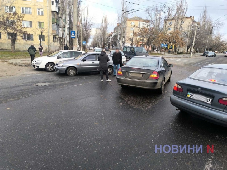 На перекрестке в Николаеве столкнулись «Мерседесс» и «Ланос»