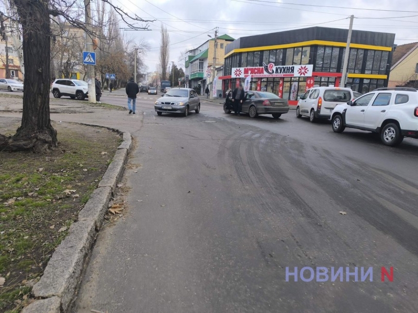 На перекрестке в Николаеве столкнулись «Мерседесс» и «Ланос»