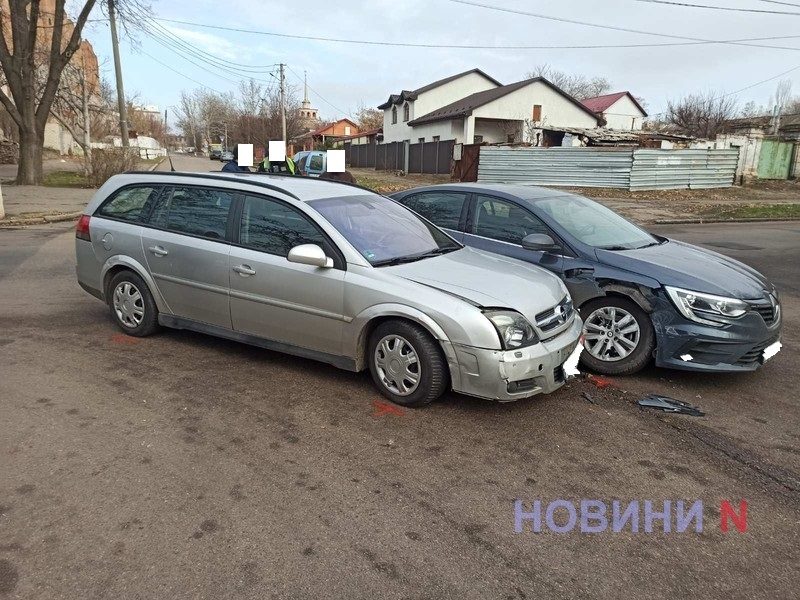 На перекрестке в Николаеве столкнулись «Рено» и «Опель»