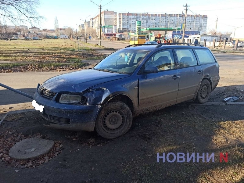 В Николаеве «Фольксваген» снес дорожный знак, после столкновения с «Шевроле»