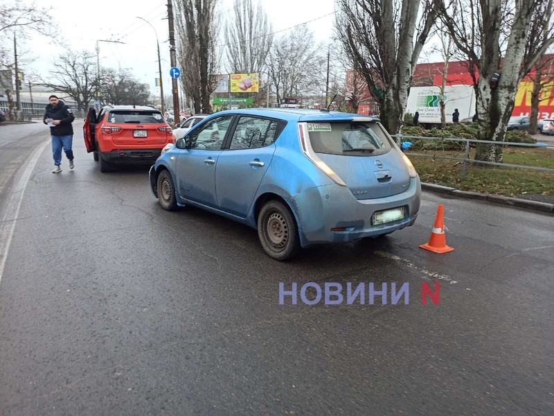 Jeep Compass и Nissan столкнулись перед пешеходным переходом в Николаеве