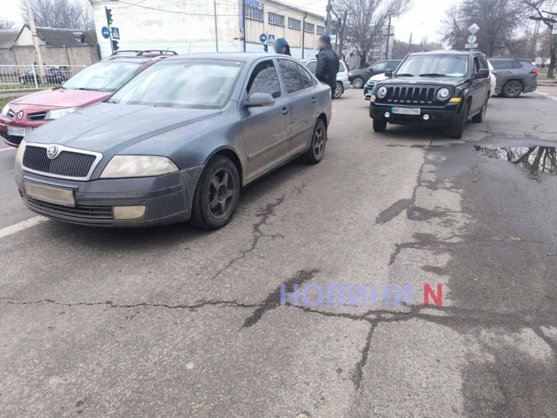 На перекрестке в Николаеве столкнулись «Джип» и «Шкода»