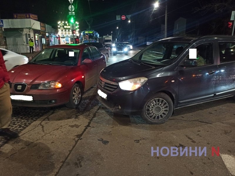 В центре Николаева столкнулись «Сеат» и «Дачия» – на проспекте большая пробка (видео)