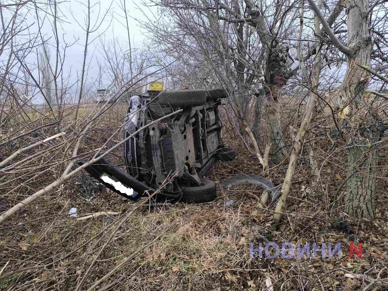 Под Николаевом две машины слетели с обледеневшей дороги в кювет: пострадал 8-летний ребенок