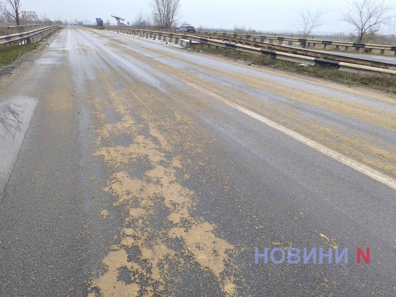 Под Николаевом две машины слетели с обледеневшей дороги в кювет: пострадал 8-летний ребенок