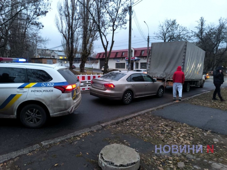 В Николаеве столкнувшиеся «Рено» и «Фольксваген» полностью перегородили проезд по улице