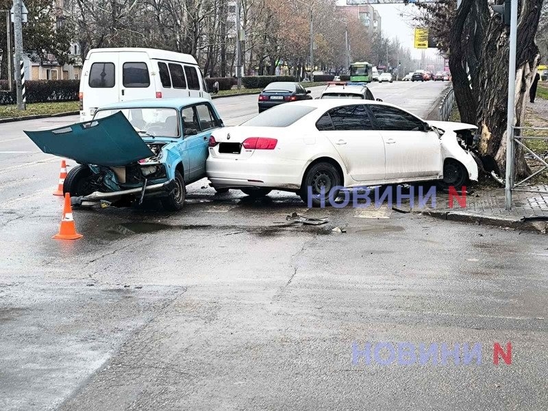 На перекрестке в Николаеве столкнулись «Жигули» и «Фольксваген» – водителя увезла «скорая»