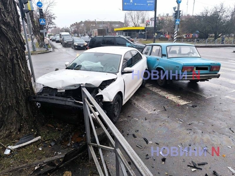 На перекрестке в Николаеве столкнулись «Жигули» и «Фольксваген» – водителя увезла «скорая»