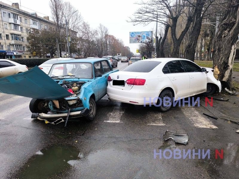 На перекрестке в Николаеве столкнулись «Жигули» и «Фольксваген» – водителя увезла «скорая»