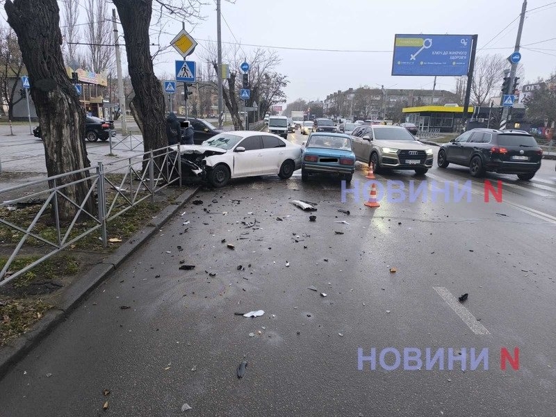 На перекрестке в Николаеве столкнулись «Жигули» и «Фольксваген» – водителя увезла «скорая»