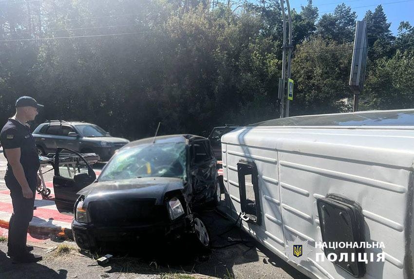 В Киеве легковушка врезалась в маршрутку: один погибший, 17 пострадавших