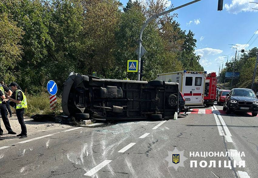 В Киеве легковушка врезалась в маршрутку: один погибший, 17 пострадавших